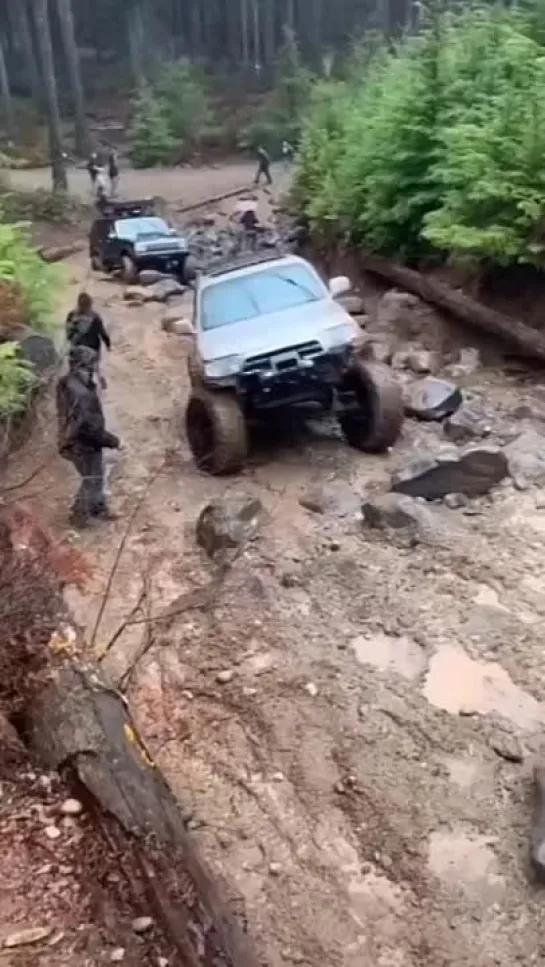 Даже шапка выскочила.