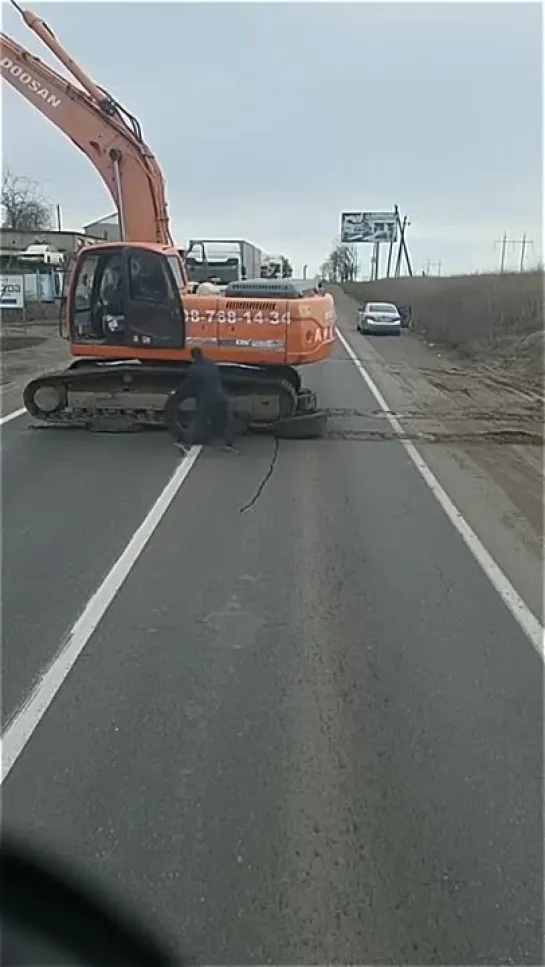 Креативный способ, чтобы помочь экскаватору перейти через дорогу.