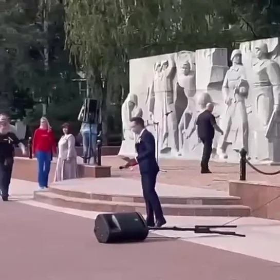 В подмосковном Подольске неадекватный мужчина швырнул колонку во время исполнения гимна России