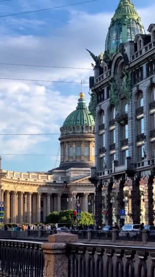 🏛 В плане Казанский собор представляет собой латинск?