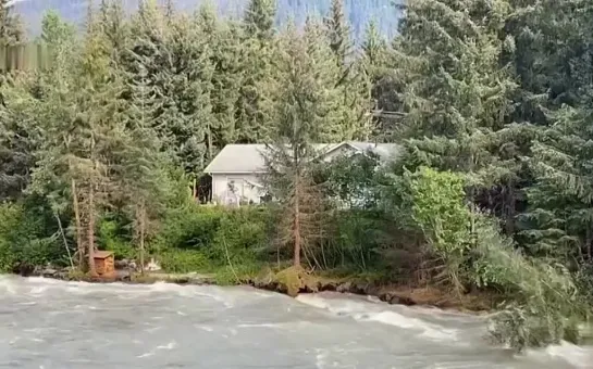 Дома и деревья падают в воду с берегов реки Менденхолл 🌳