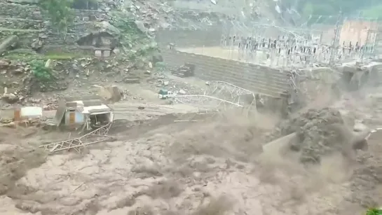 В Пакистане потоки воды смыли тысячи домов 💧❗️