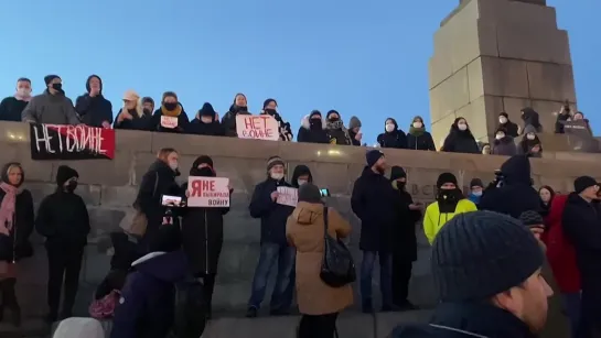 🗣 Собравшиеся скандируют «Путин выведи войска»