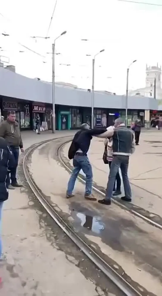 В Харькове двое мужчин и женщина не поделили очередь к трамваю.