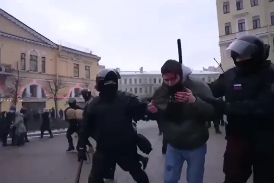 В Питере протестующему  разбили голову.