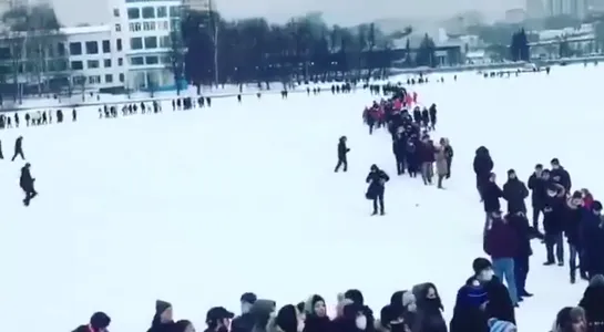 В Екатеринбурге протестующие убежали на лёд.