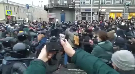 На Страстном бульваре начались столкновения участников несогласованной акции и ОМОНа.  1 часть