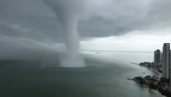 Гигантский водяной смерч в Джорджтауне (Малайзия, 1.04.2019)