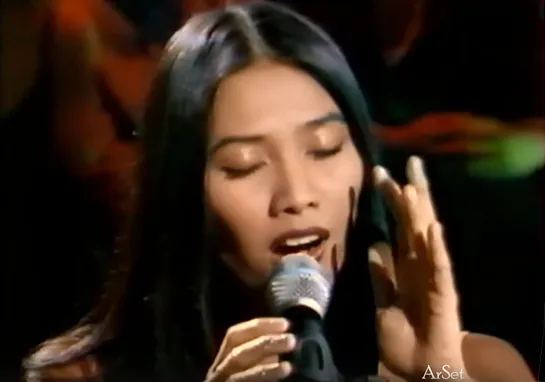 Anggun  "By the Moon" French version - "Au nom de la lune" Live @ Tapis Rouge, 1998