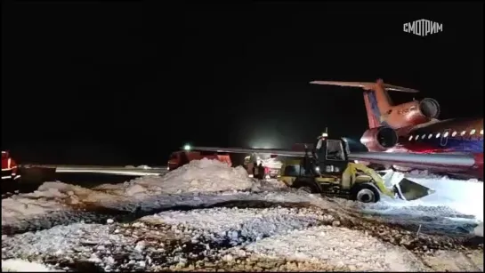 Новости. Последствия неудачной посадки самолета в Архангельске попали на видео