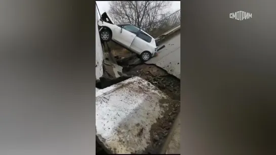 Новости. Обрушившийся мост под Подольском сняли на видео