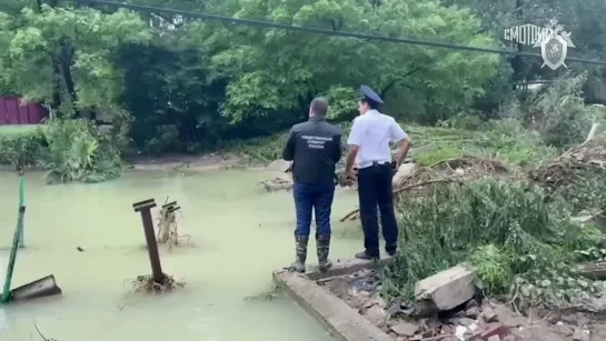 В Туапсе в море унесло дом, в котором находились три человека