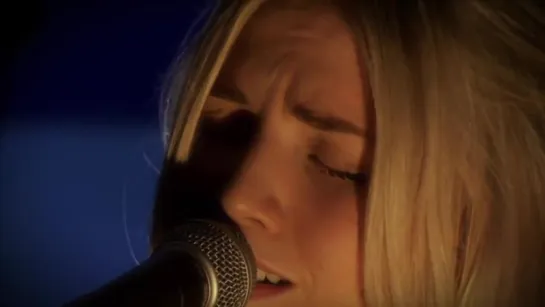 London Grammar - Wasting My Young Years (Live in Guardians studio)