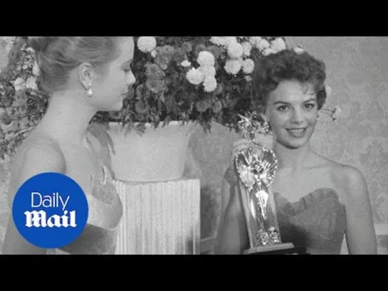 Natalie Wood accepting an award from Grace Kelly in 1955 - Daily Mail