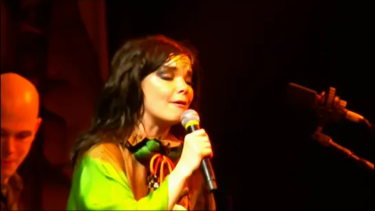 Bjork - I Miss You - live at Glastonbury Festival (2007)