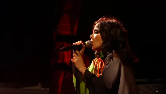 Bjork - Army Of Me - live at Glastonbury Festival (2007)