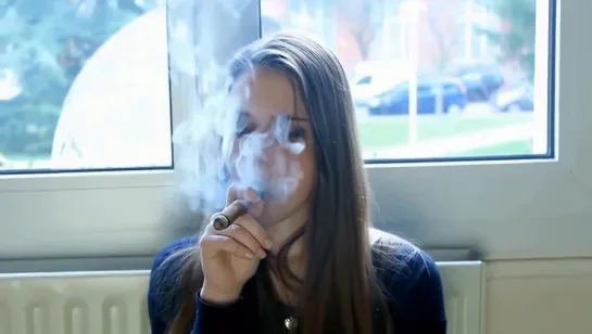 Leticia Duchamp smoking a cigar (12)