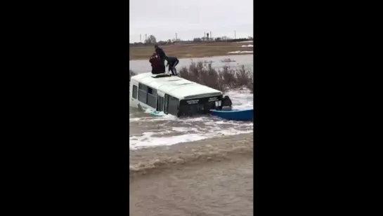 Автобус тонет в Казахстане