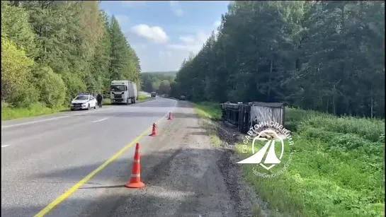 На трассе М-5 в Челябинской области перевернулась фура