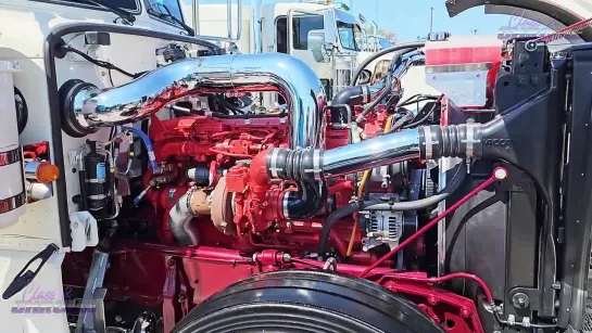 Gorgeous Peterbilt _Jolene_ on the lot at MATS 24.mp4