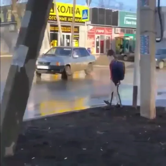 Водитель пытался пропустить через дорогу макет школьника