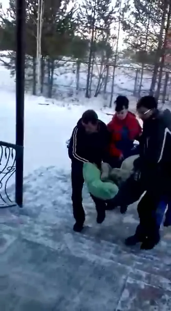 Транспортировка больного в ЦРБ п.Верхняя Синячиха (отсутствует пандус)