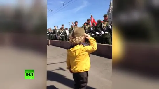 Маленький генерал: на репетиции Парада Победы в Москве военные отдали честь юному зрителю