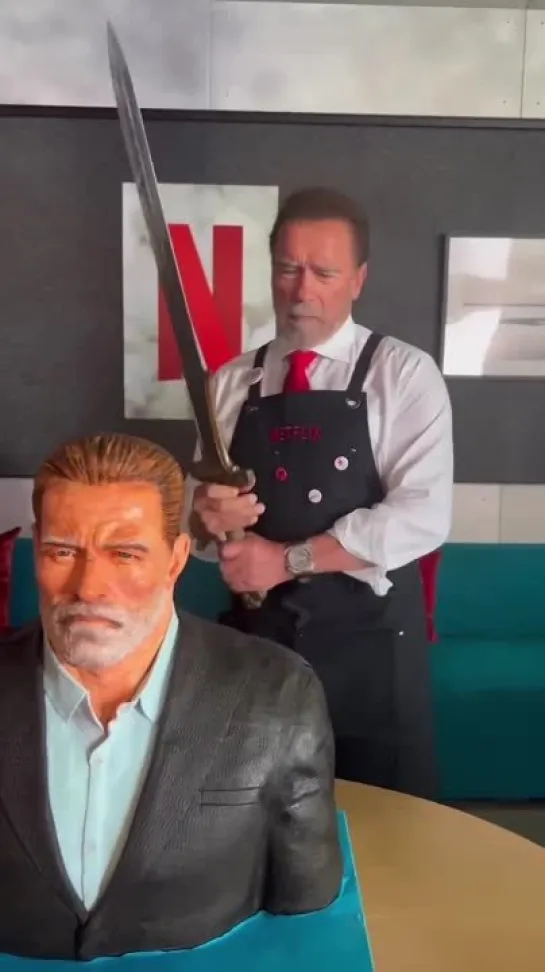 Arnold schwarzenegger human 🤝 Arnold schwarzenegger cake