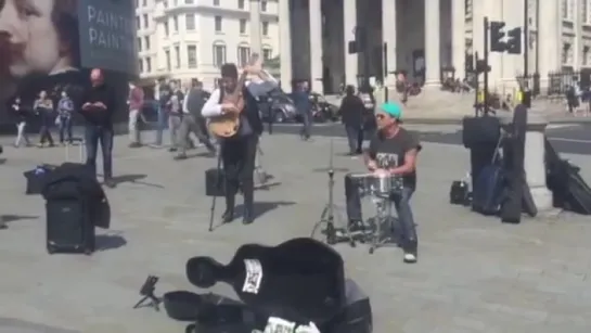 Chad Smith busking in London