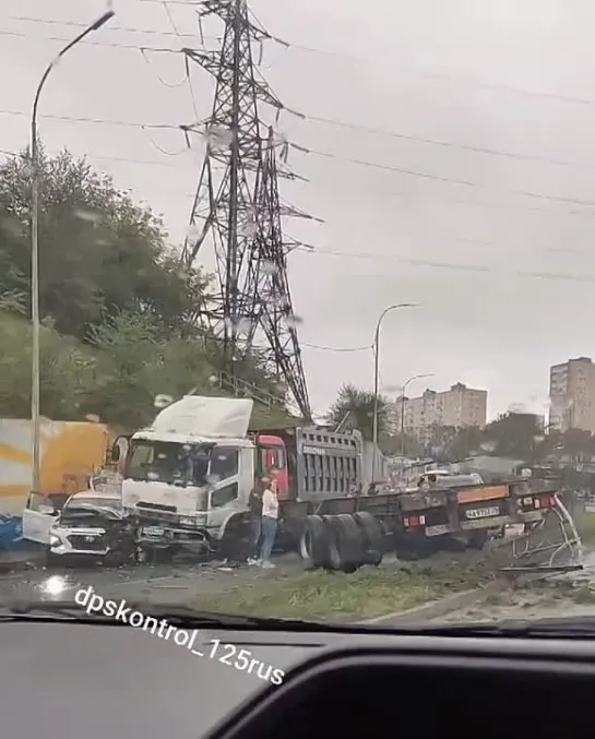 Настоящее дорожное месиво произошло во Владивостоке на Окатовой