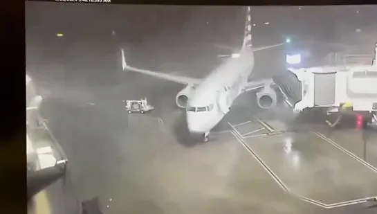 Боинг 737-800 American Airlines оторвался от выхода на посадку в аэропорту DFW во время суровой погоды во вторник утром.