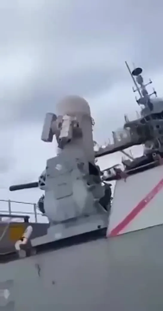 В США зенитный ракетный комплекс Phalanx CIWS случайно автоматически навёлся на пассажирский самолёт, пролетающий над океаном. -