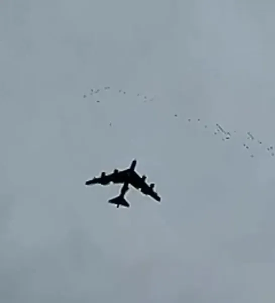 На видео показан момент, когда омериканский бомбардировщик B-52 сбивает стаю птиц в воздухе.