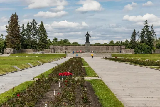 Братские могилы.Е.Кутышев,В.Макушенко.