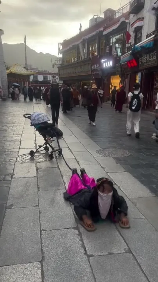 Сила веры 🙏
The power of faith 🙏

Tibet, Lhasa

#lhasa #mantra #tibet #jokhang #om #buddism #buddha #pray #potala #pilgrim #тибе