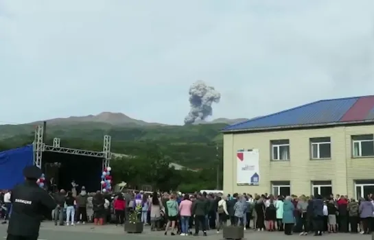 А самая экстремальная линейка 1 сентября прошла в Северо-Курильске — прямо на фоне извергающегося вулкана Эбеко. Злой Ямал