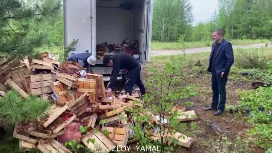 Недалеко от Нового Уренгоя, в сторону Коротчаево была обнаружена свалка ящиков с клубникой. Злой Ямал