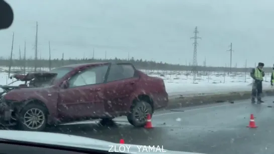 Сегодня рано утром под Ноябрьском столкнулись автобус и легковушка. Злой Ямал.