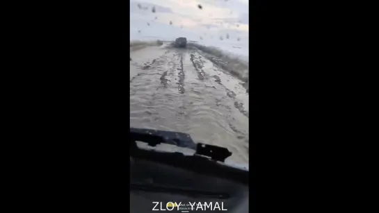 Водители ЯНАО продолжают движение по закрытому автозимнику. Злой Ямал.