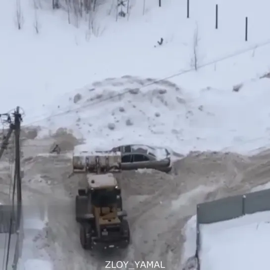 В Нижнем Новгороде снегоуборщик засыпал снегом тачку, которая помешала очистке дороги в ЖК. Злой Ямал