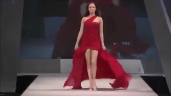 Роуз Макгоун на показе Heart Truth Red Dress Collection Fashion Week 2012