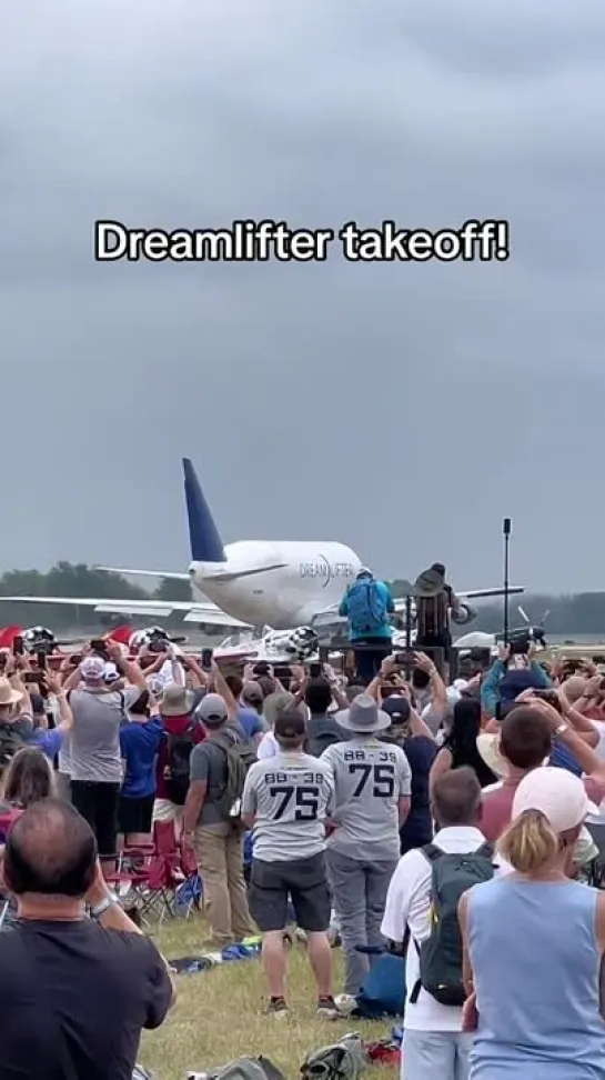 Взлет Boeing 747 LCF Dreamlifter