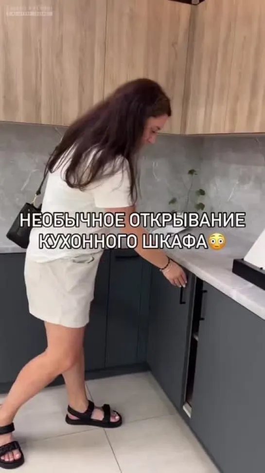 Нестандартное решение для углового шкафа кухни.