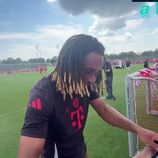 A Galatasaray fan in Bayern training today asked Sacha Boey to come back to Galatasaray