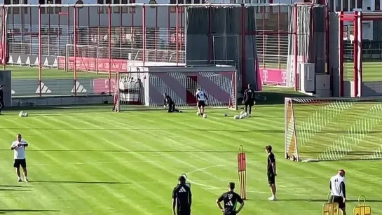 Jérôme Boateng training with the second team today. Manuel Neuer is also on the pitch