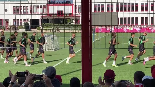 Public training session at Säbener Straße this morning