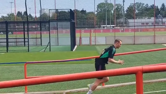 Manuel Neuer training on the pitch today