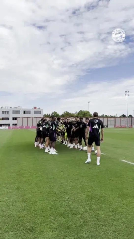 A welcome for Harry Kane and a happy birthday to Matthijs de Ligt from the team in todays training