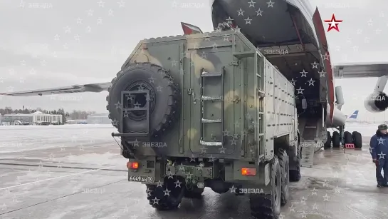 Кадры погрузки военной техники для отправки в Казахстан в рамках коллективной миротворческой миссии ОДКБ