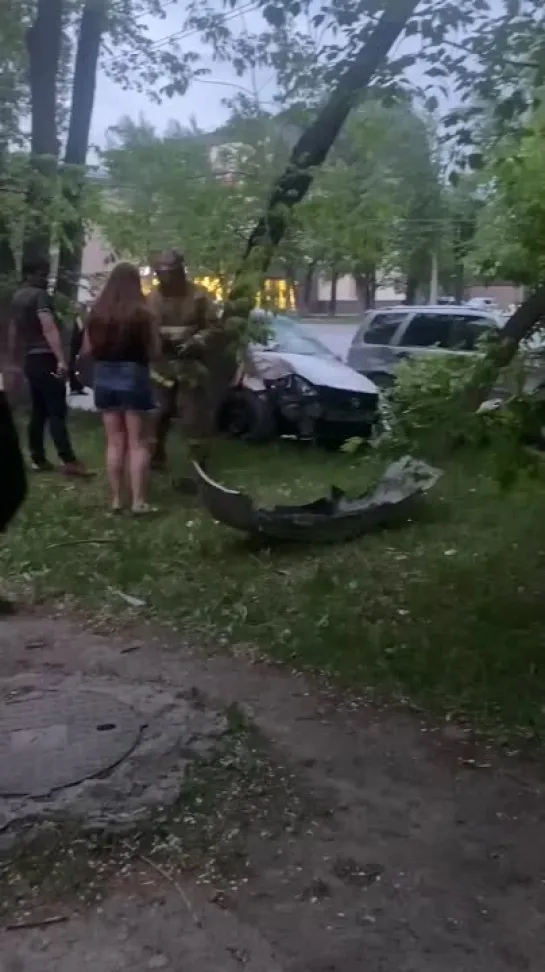 В г.Новосибирске девушка водитель сбила на тротуаре велосипедиста.